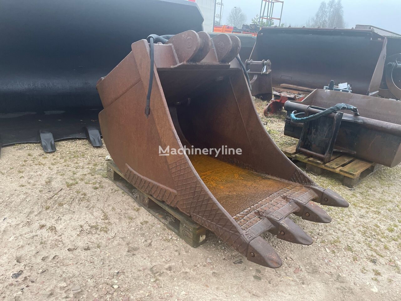 Excavation bucket with clamp kašika